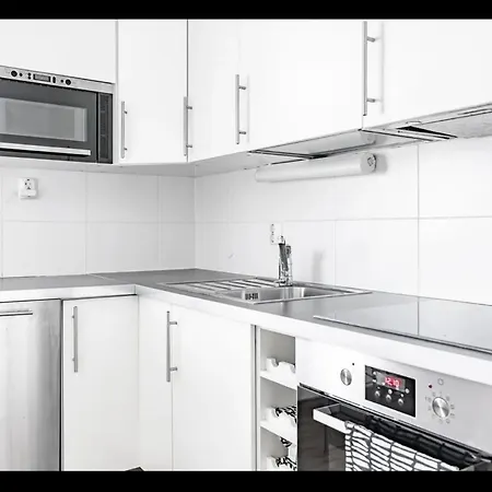 A Spacious, Modern And Bright In The Center Apartment *